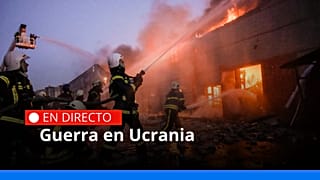 Los bomberos ucranianos extinguen un incendio en un almacén tras un bombardeo en Kiev