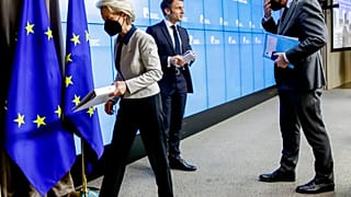 Ούρσουλα φον ντερ Λάιεν, Εμανουέλ Μακρόν και Σαρλ Μισέλ από την πρόσφατη άτυπη σύνοδο κορυφής της ΕΕ για τον πόλεμο στην Ουκρανία