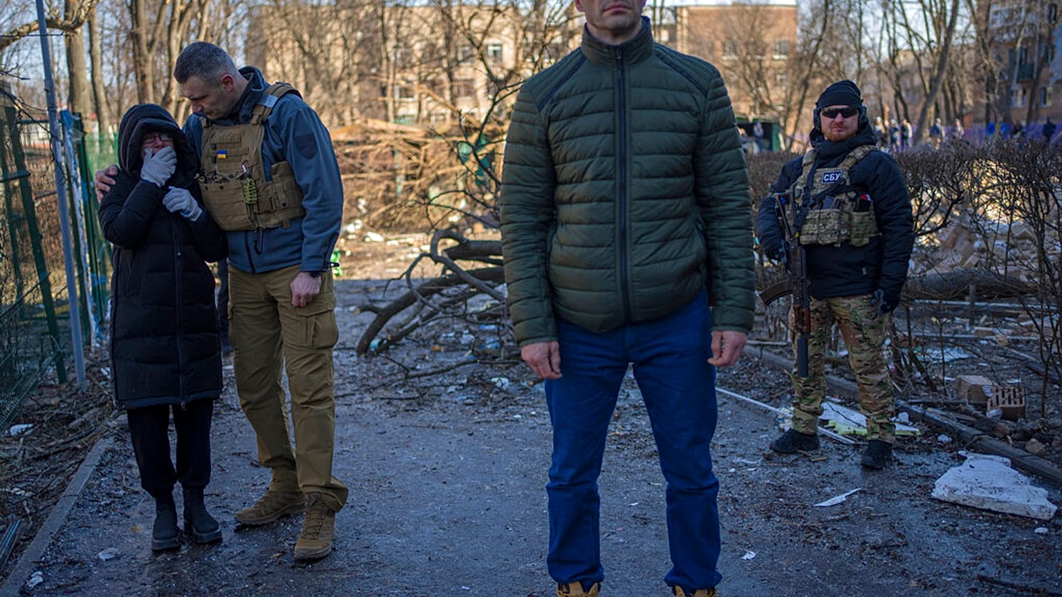 Vlagyimir Klicskó és testvére, Vitalij, Kijev polgármestere egy lebombázott területen Kijevben a helyi lakosokkal
