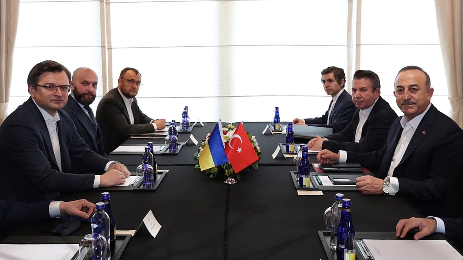 Ukrayna Dışişleri Bakanı Dmytro Kuleba (solda), Lavrov görüşmesi öncesi Dışişleri Bakanı Çavuşoğlu ile bir araya geldi
