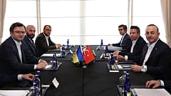 Ukrayna Dışişleri Bakanı Dmytro Kuleba (solda), Lavrov görüşmesi öncesi Dışişleri Bakanı Çavuşoğlu ile bir araya geldi