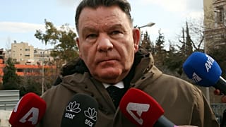 Ο δικηγόρος Αλέξης Κούγιας κάνει δηλώσεις στα τηλεοπτικά κανάλια έξω από το δικαστήριο όπου διεξάγεται η δίκη του ηθοποιού Δημήτρη Λιγνάδη