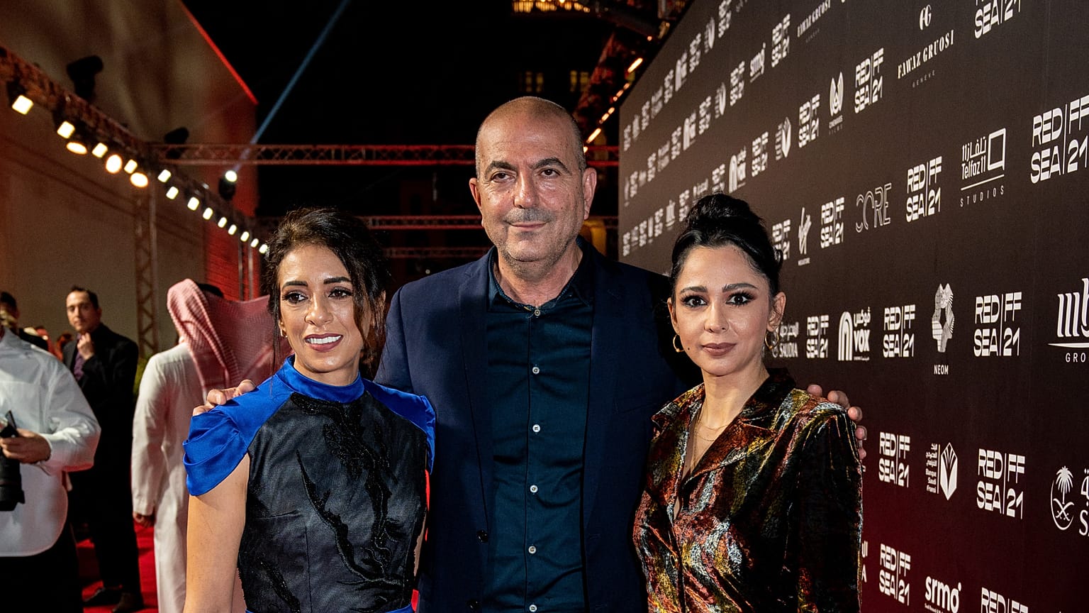 الممثلة منال عوض والمخرج هاني ابو اسعد والممثلة ميسا عبد الهادي في مهرجان البحر الاحمر السينمائي لعرض فيلم صالون هدى، جدة، المملكة العربية السعودية في 7 ديسمبر 2021. 