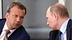 Eski Rusya Başbakan Yardımcısı Arkady Dvorkovich (sol), Rusya lideri Vladimir Putin'le sohbet ederken