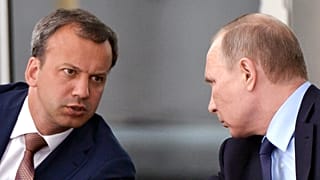 Eski Rusya Başbakan Yardımcısı Arkady Dvorkovich (sol), Rusya lideri Vladimir Putin'le sohbet ederken