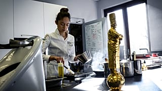 Naïs Pirollet en cuisine