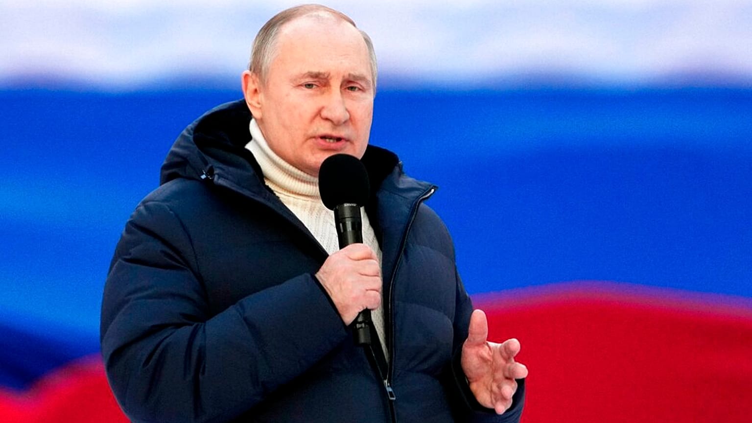 Putin allo stadio di Mosca elogia i suoi soldati