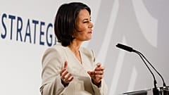 Annalena Baerbock külügyminiszter a nemzetbiztonsági stratégia bemutatóján, Berlinben