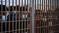 لاجئون من الشرق الأوسط، عبروا البحر الأبيض المتوسط  خلف سياج في لامبيدوزا، إيطاليا. 