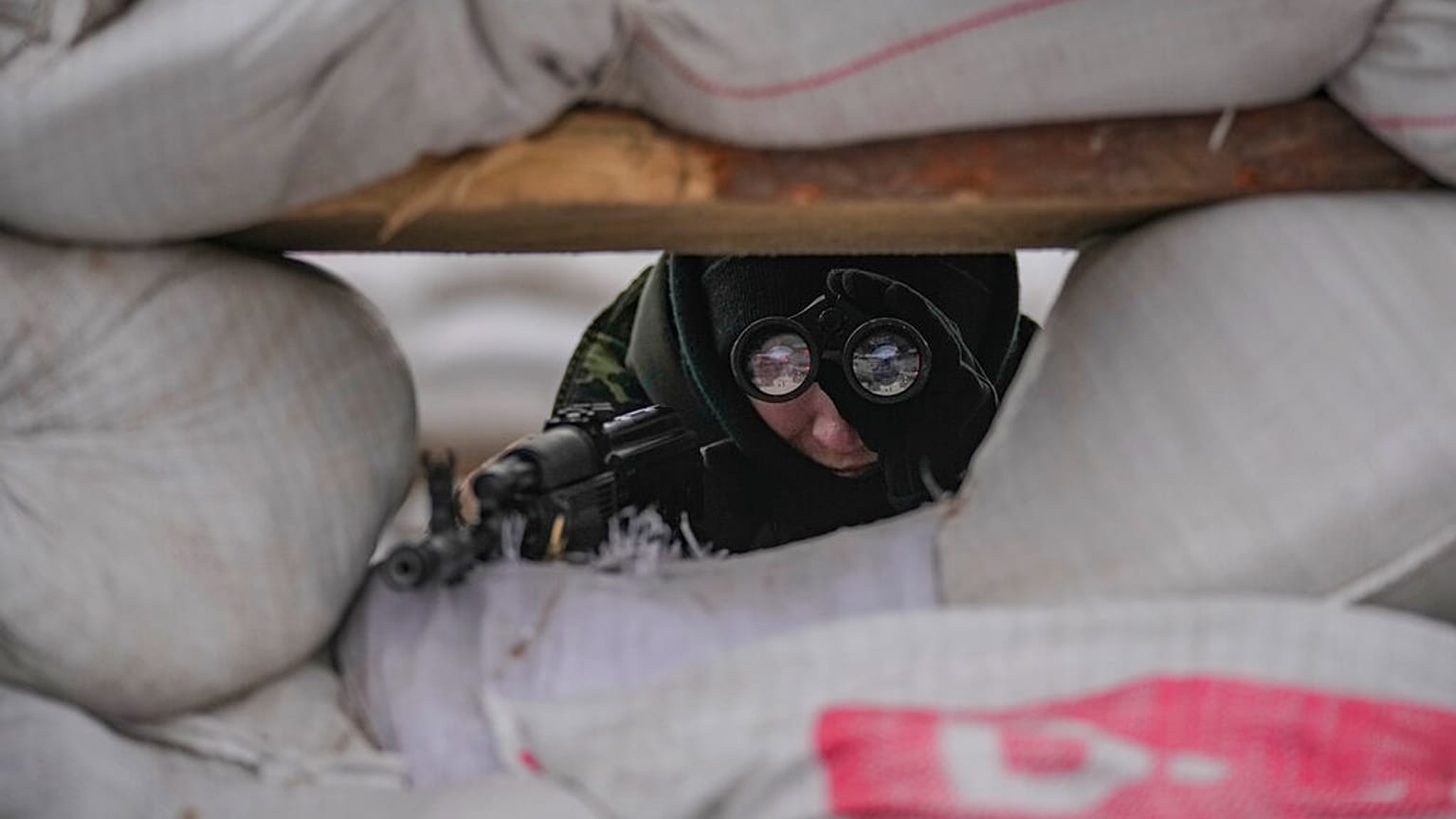 Militares ucranianos vigilan un puesto de control en la carretera principal de Kiev, Ucrania