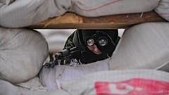 Militares ucranianos vigilan un puesto de control en la carretera principal de Kiev, Ucrania