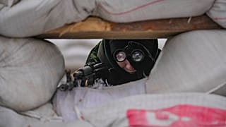 Militares ucranianos vigilan un puesto de control en la carretera principal de Kiev, Ucrania
