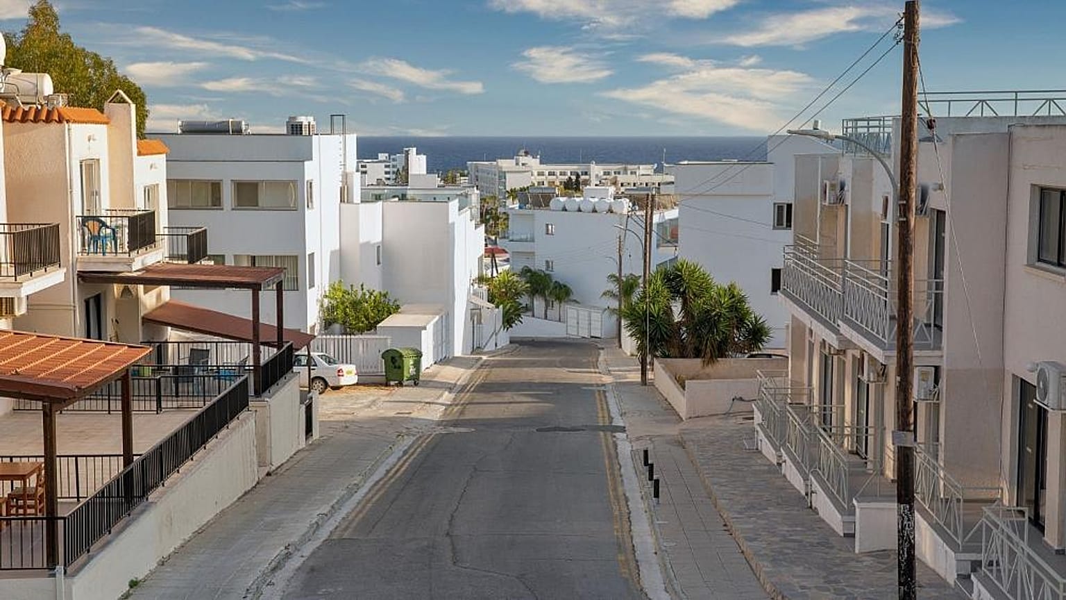 Eine leere Straße in Ayia Napa, Zypern, normalerweise ein Hotspot für russische Touristen im Sommer.