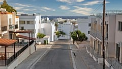 Eine leere Straße in Ayia Napa, Zypern, normalerweise ein Hotspot für russische Touristen im Sommer.