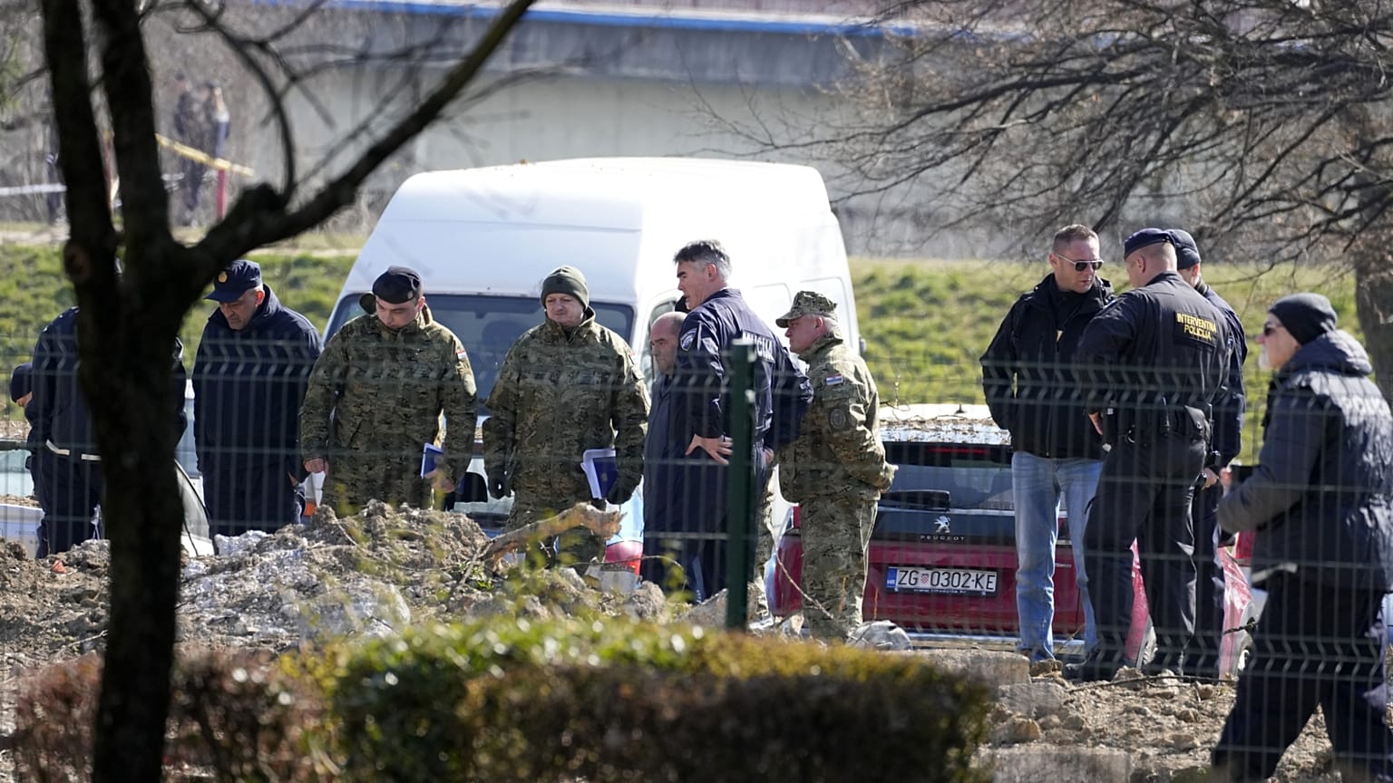 Zágrábban rendőrök vizsgálják a becsapódás helyszínét