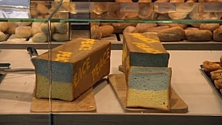 ویدئو؛ نان‌هایی به رنگ پرچم اوکراین برای کمک به جنگ‌زدگان این کشور