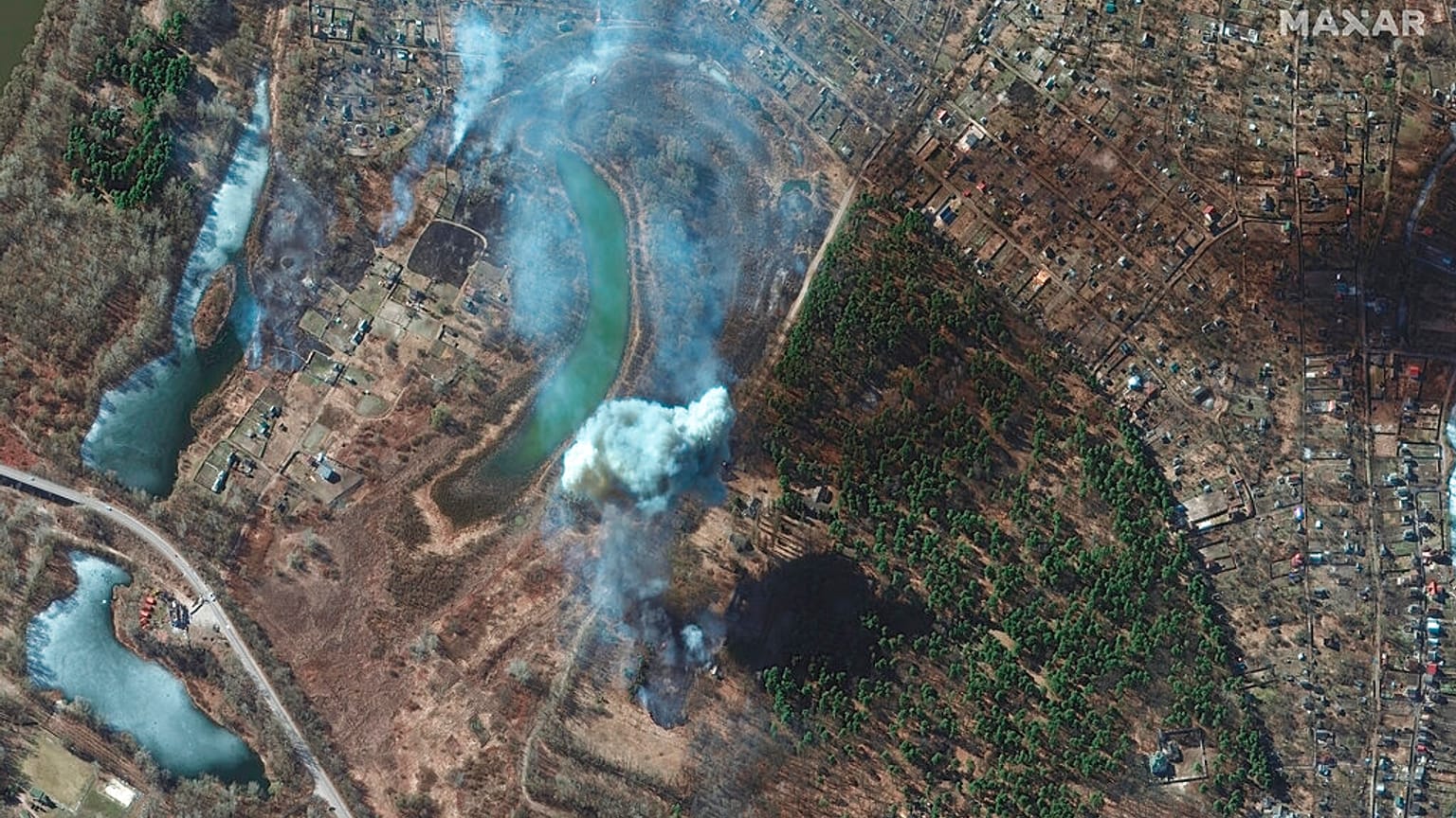 image satellite (Maxar Technologies) montrant des impacts d'artillerie et des champs en feu à Chernihiv, en Ukraine, le 18/03/2022