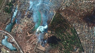 image satellite (Maxar Technologies) montrant des impacts d'artillerie et des champs en feu à Chernihiv, en Ukraine, le 18/03/2022