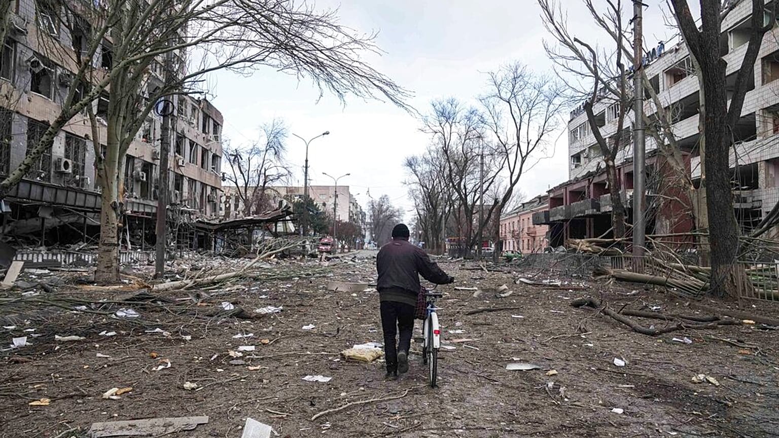 Imagen de la ciudad ucraniana de Mariúpol devastada por los bombardeos