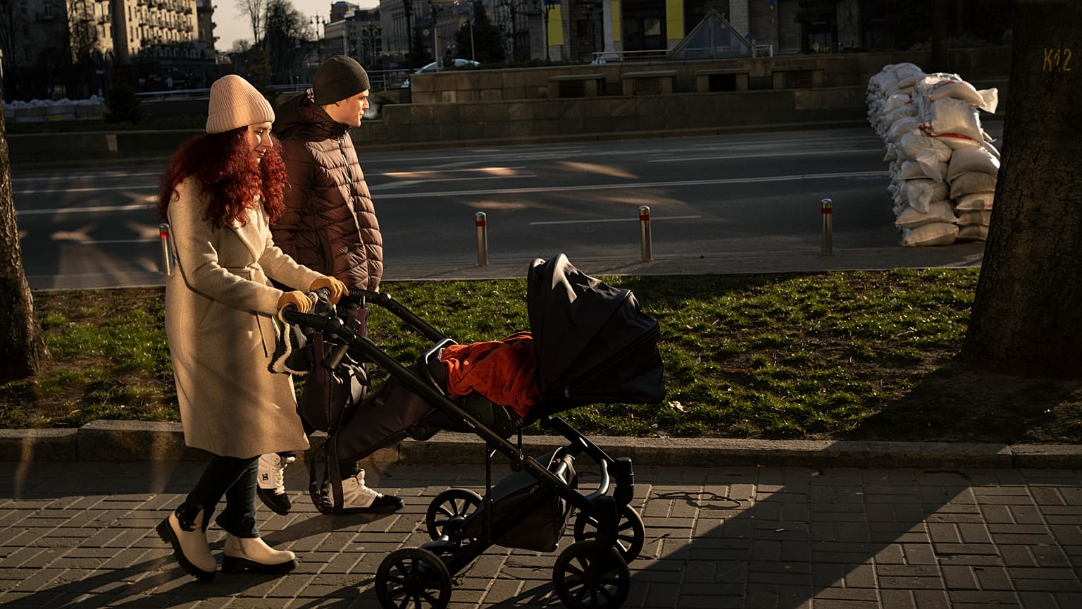Casal passeia o filho de seis meses junto a uma barricada em Kiev