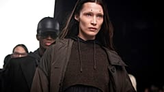 Bella Hadid auf dem Laufsteg von Givenchy in Paris Anfang März 2022