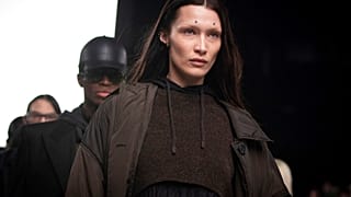 Bella Hadid auf dem Laufsteg von Givenchy in Paris Anfang März 2022