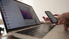 Una usuaria de la plataforma Telegram maneja su móvil y ordenador