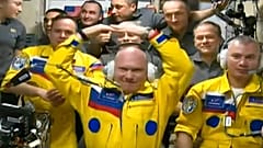 I tre cosmonauti russi accolti dai colleghi sulla Stazione Spaziale Internazionale