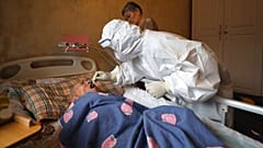 صورة من الارشيف- عامل طبي يأخذ مسحة من أحد السكان لإجراء اختبار فيروس كورونا خلال زيارات منزلية في ووهان، الصين.