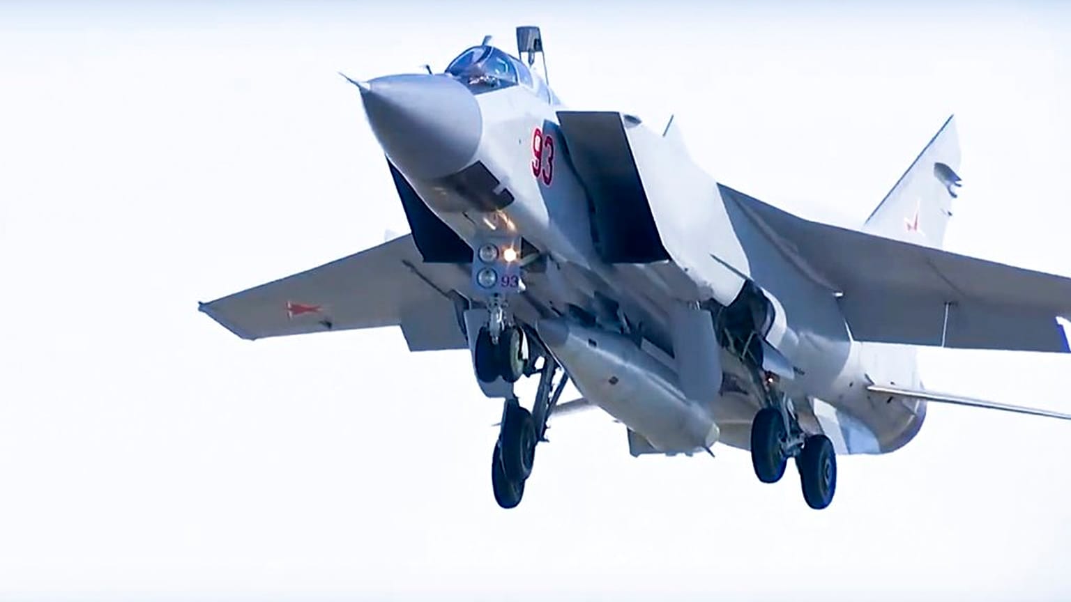 صورة من الارشيف- طائرة مقاتلة روسية من طراز  MiG-31K تحمل صاروخاً باليستياً جوياً من طراز "كينجال"