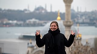 23 yaşındaki Fransız-Rus Julie Ledevea, nişanlısı Ramil ile Rusya'dan ayrılarak İstanbul'a geldi.