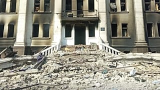 A lebombázott színház romjai