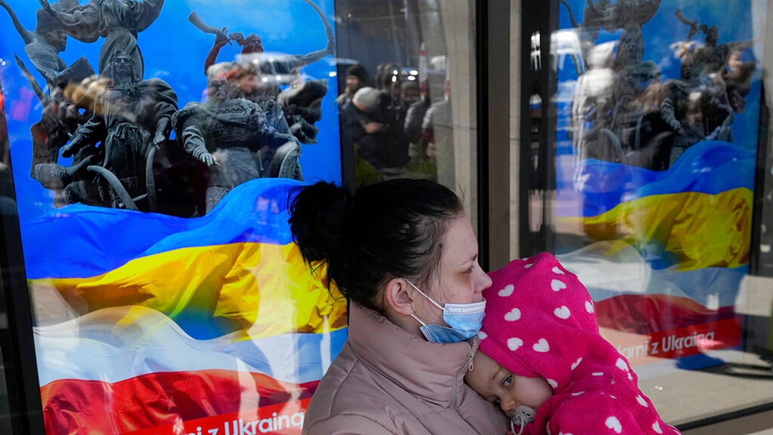 Ουκρανή πρόσφυγας με μωρό στην αγκαλιά στη Βαρσοβία