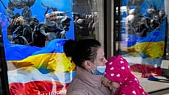 Ουκρανή πρόσφυγας με μωρό στην αγκαλιά στη Βαρσοβία