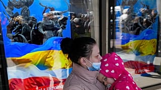 Ουκρανή πρόσφυγας με μωρό στην αγκαλιά στη Βαρσοβία
