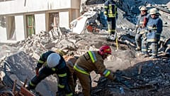 Bergungsarbeiten in den Trümmern der zerstörten Kaserne in der Ukraine