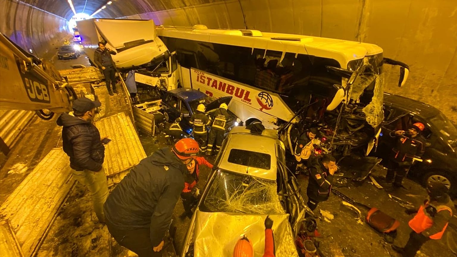 Bolu Dağı Tüneli'nde meydana gelen zincirleme trafik kazası nedeniyle Anadolu Otoyolu'nun İstanbul yönüne ulaşım sağlanamıyor.
