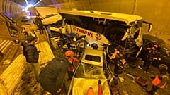 Bolu Dağı Tüneli'nde meydana gelen zincirleme trafik kazası nedeniyle Anadolu Otoyolu'nun İstanbul yönüne ulaşım sağlanamıyor.