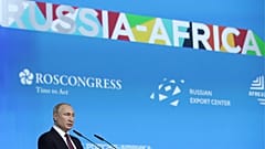 الرئيس الروسي فلاديمير بوتين يتحدث في قمة روسيا-إفريقيا بمدينة سوتشي جنوب روسيا 