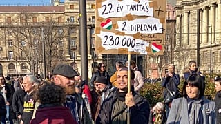 A tanárok alacsony bérezésére hívja fel a figyelmet egy tábla a szombati tüntetésen