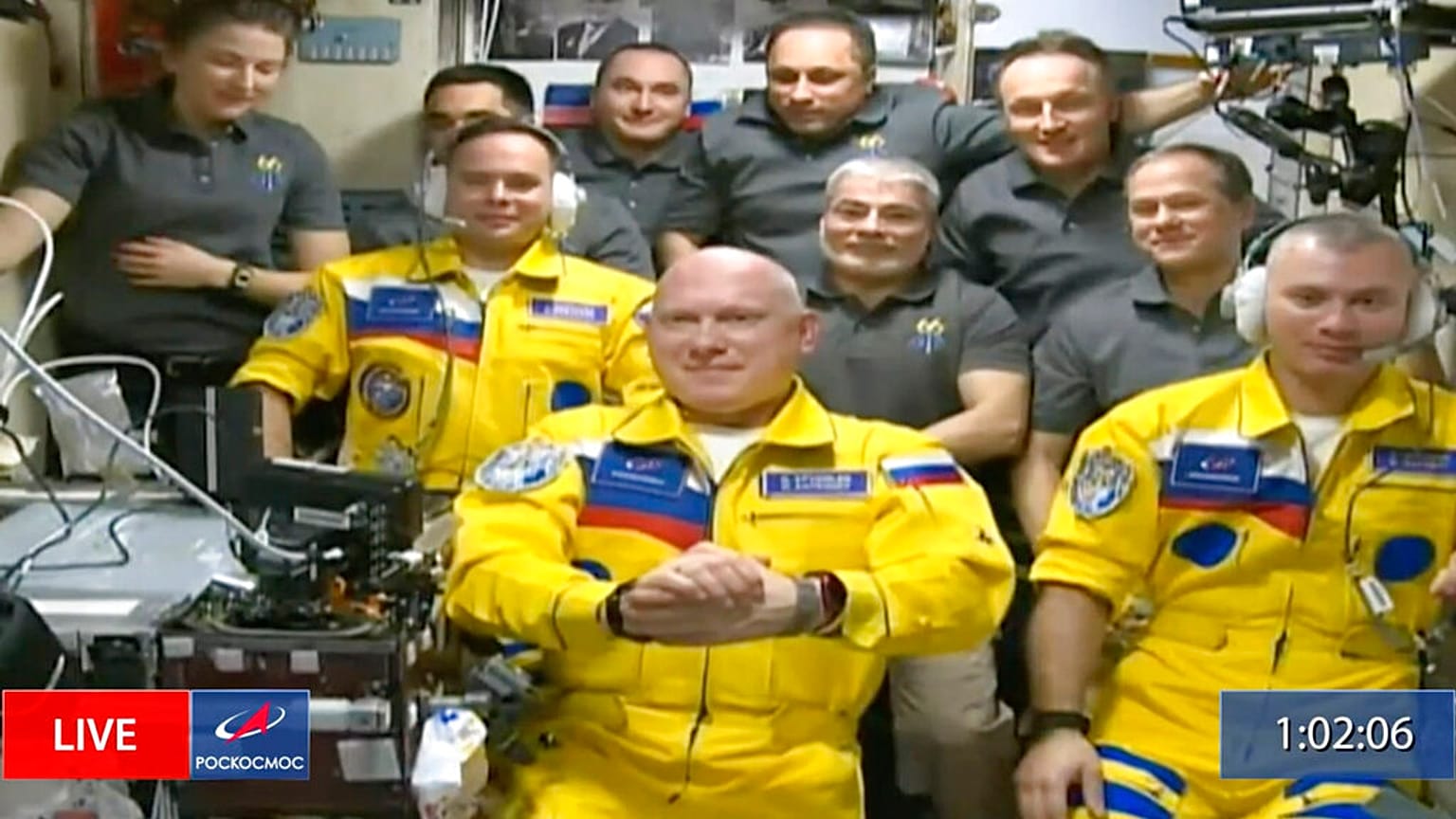 Zufall oder Absicht? Die russischen Kosmonauten tragen Gelb-Blau. 
