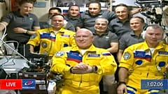 Zufall oder Absicht? Die russischen Kosmonauten tragen Gelb-Blau. 