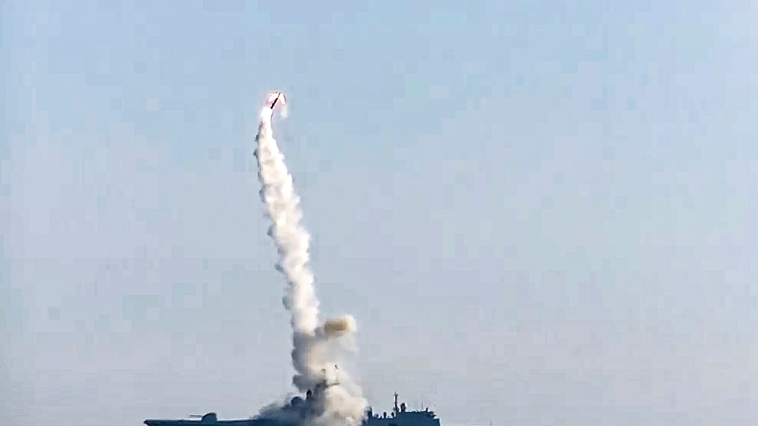 أطلقت الفرقاطة الأدميرال جورشكوف التابعة للبحرية الروسية في 19 يوليو 2021 صاروخ زيركون فرط صوتي جديد.