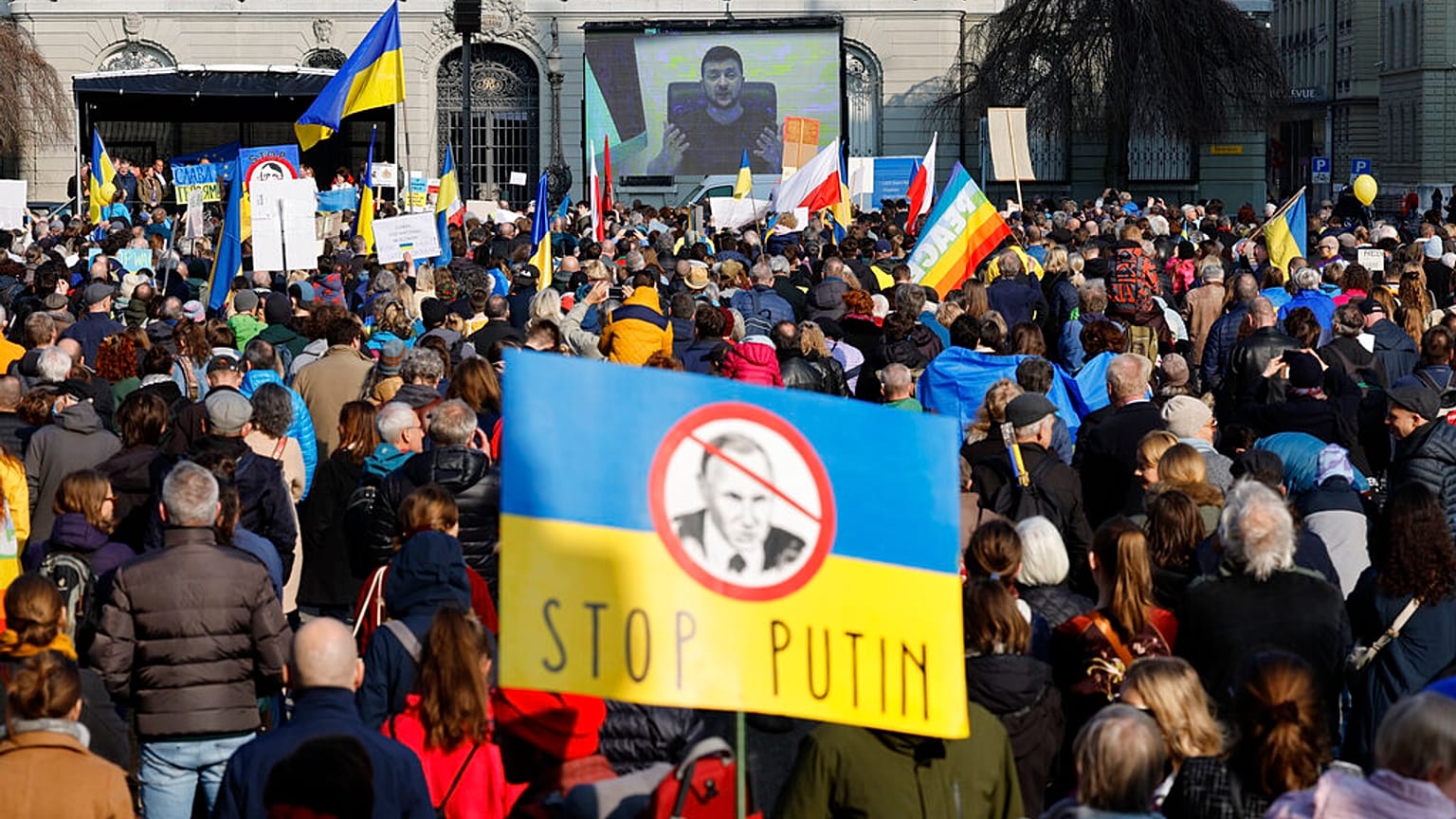 Berna, Parigi, New York si tingono di giallo e blu: marce di solidarietà per l'Ucraina
