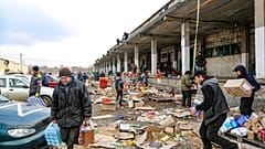 Rarer Lebensmittelverkauf in einem Vorort von Mariupol