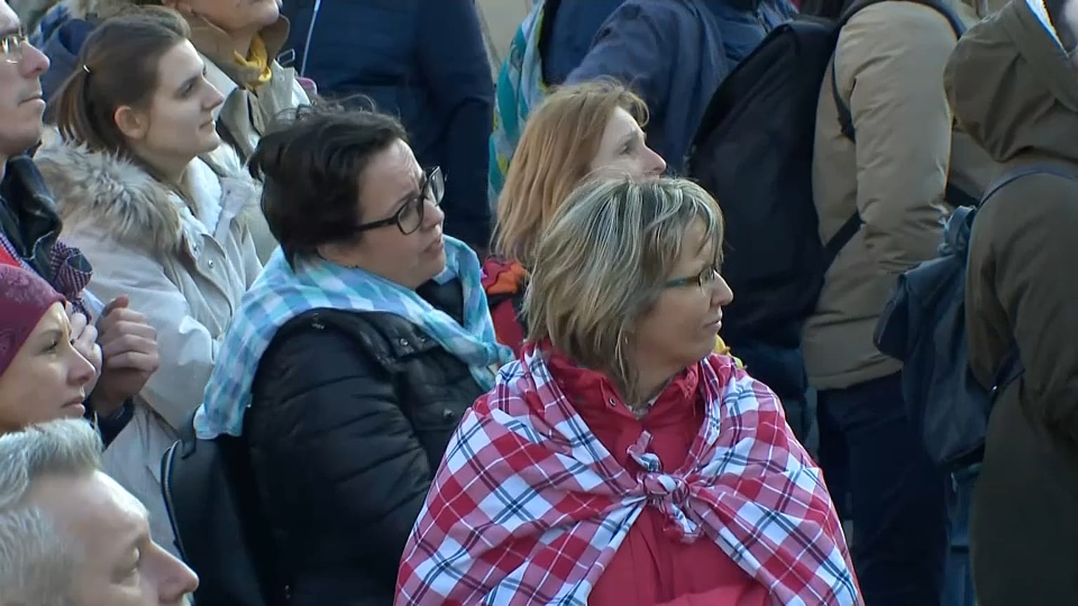 Auf der Lehrer-Demo war viel karierter Stoff zu sehen - ein Widerstandssymbol gegen die Orban-Regierung.