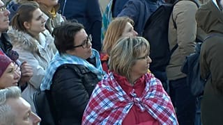 Auf der Lehrer-Demo war viel karierter Stoff zu sehen - ein Widerstandssymbol gegen die Orban-Regierung.