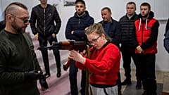 Civils s'entraînant au maniement des armes à Lviv (Ukraine), le 19/03/2022