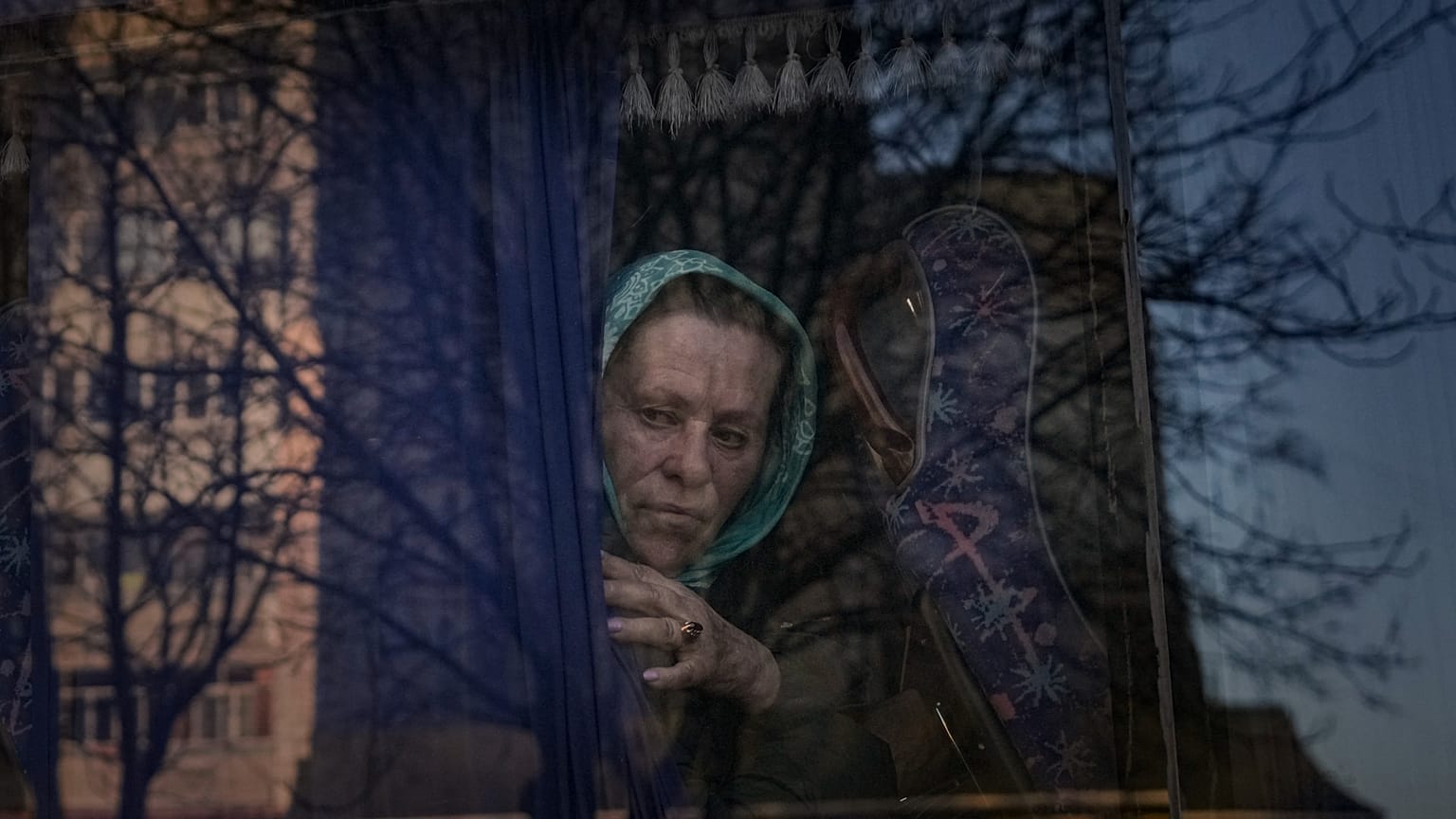 امرأة تنتظر في حافلة للشرطة الأوكرانية لفحص الأوراق والممتلكات في بروفاري - أوكرانيا. 2022/03/20