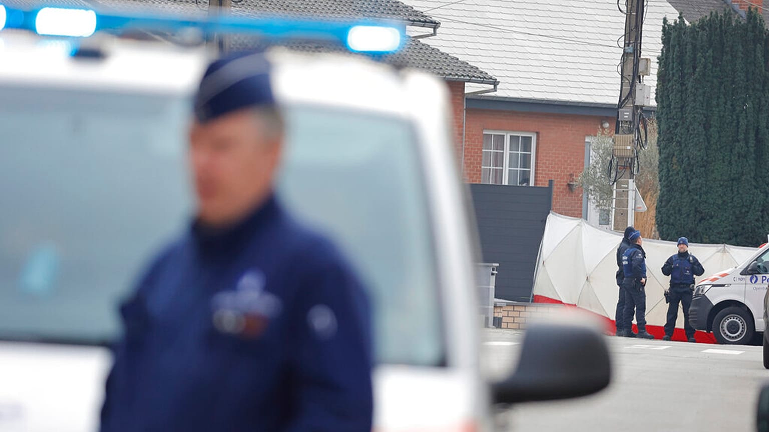 La policía asegura la zona tras el incidente en Strépy-Bracquenies, Bélgica, el domingo 20 de marzo de 2022. 